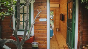 A wooden cabin with a green door, a visible window, and a sign that reads "Mert." - Pırlanta Butik Otel (Cesme)