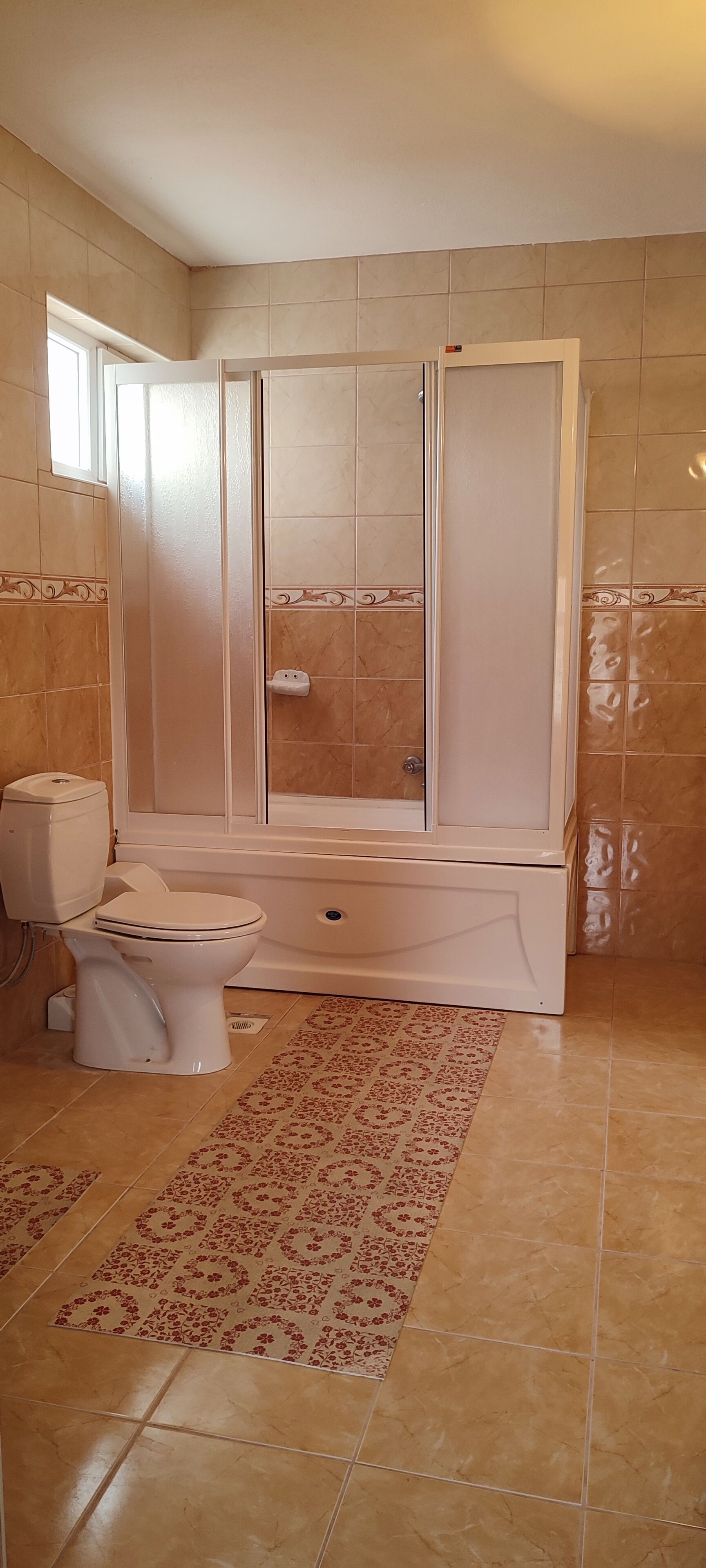 hotel-family room (2 rooms,1 saloon,wc) | bathroom | slippers, towels