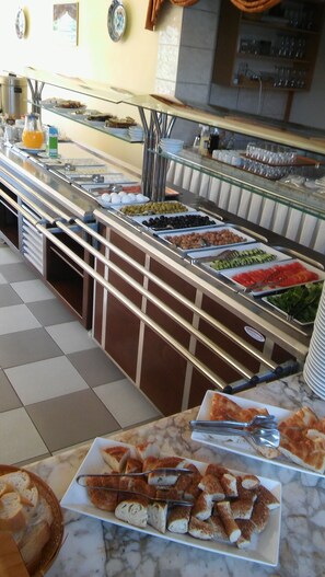 Daily buffet breakfast for a fee - Hotel Baykal (Bogazkale)