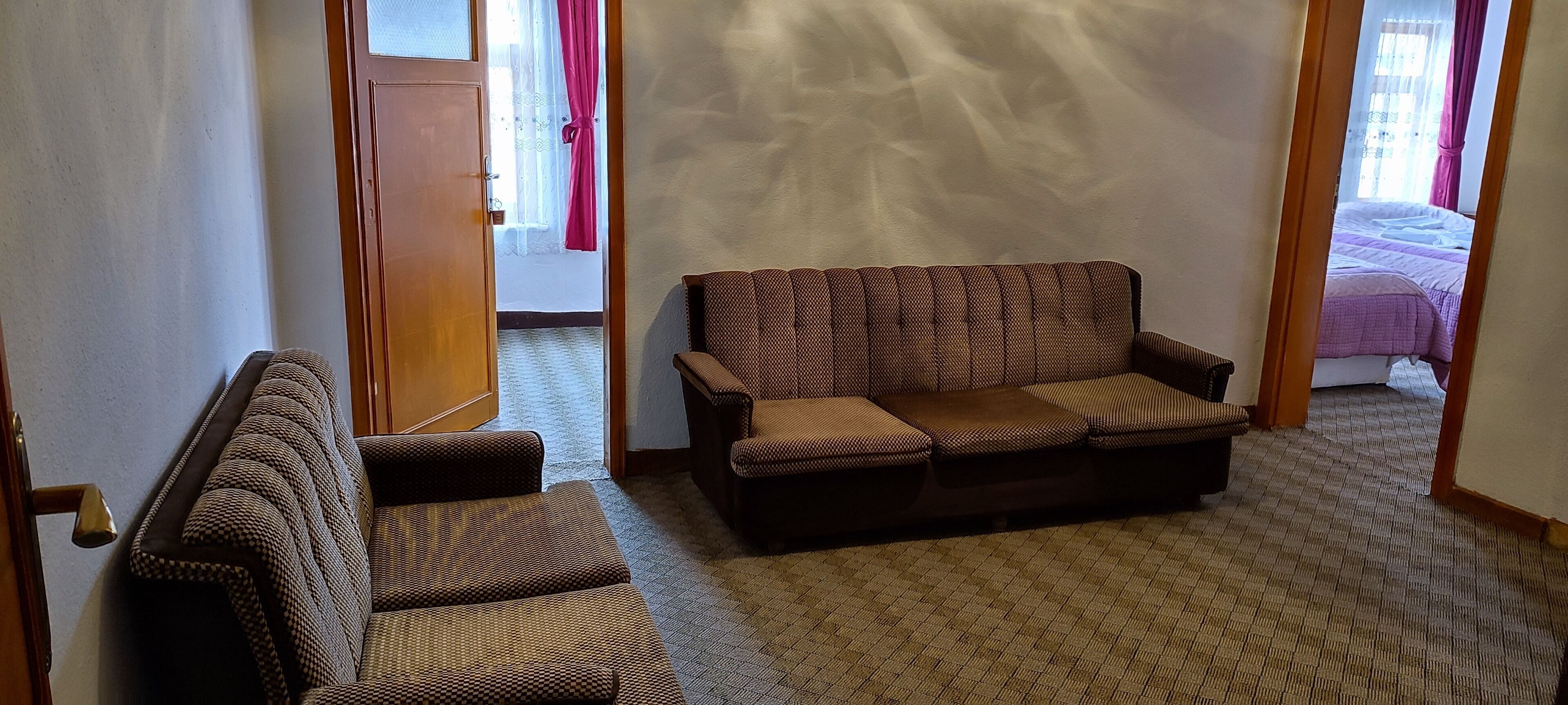 hotel-family room (2 rooms,1 saloon,wc) | living area | flat-screen tv