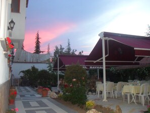 ランチ、ディナーに営業 (トルコ料理)