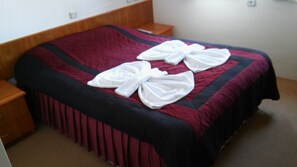 HOTEL-Double Room (WC&Bathroom Inside) | 客房內保險箱、書桌、熨斗/熨衣板、免費無線上網