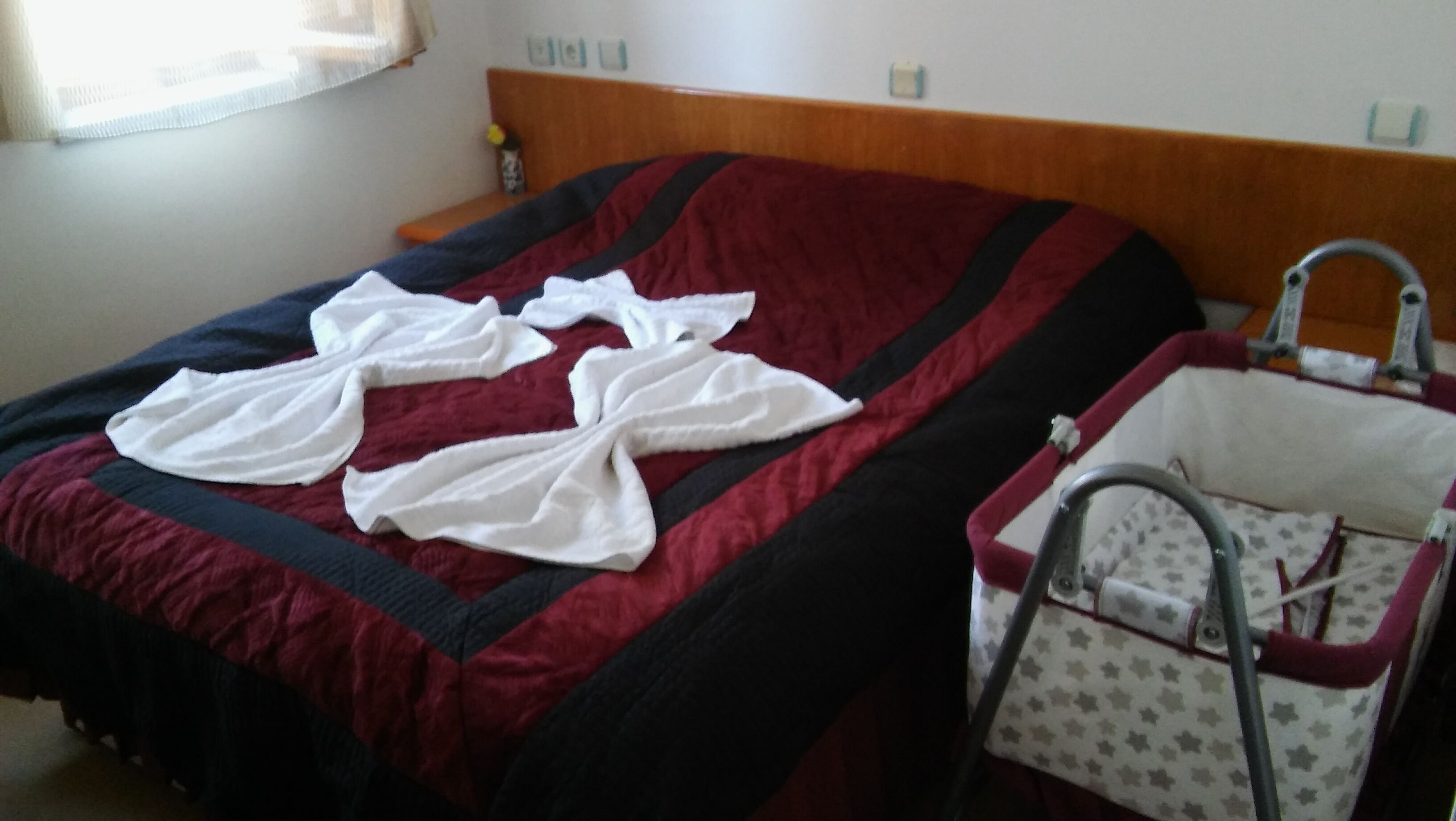 HOTEL-Double Room (WC&Bathroom Inside) | Tallelokero huoneessa, työpöytä, silitysrauta/-lauta, ilmainen Wi-Fi