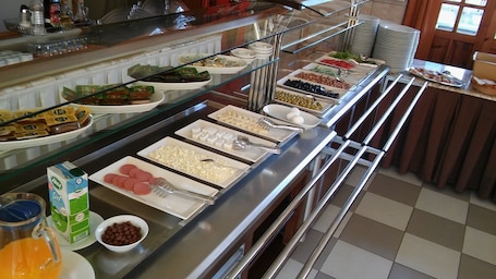 Se ofrece un desayuno bufé (5 EUR por persona). Hotel Baykal