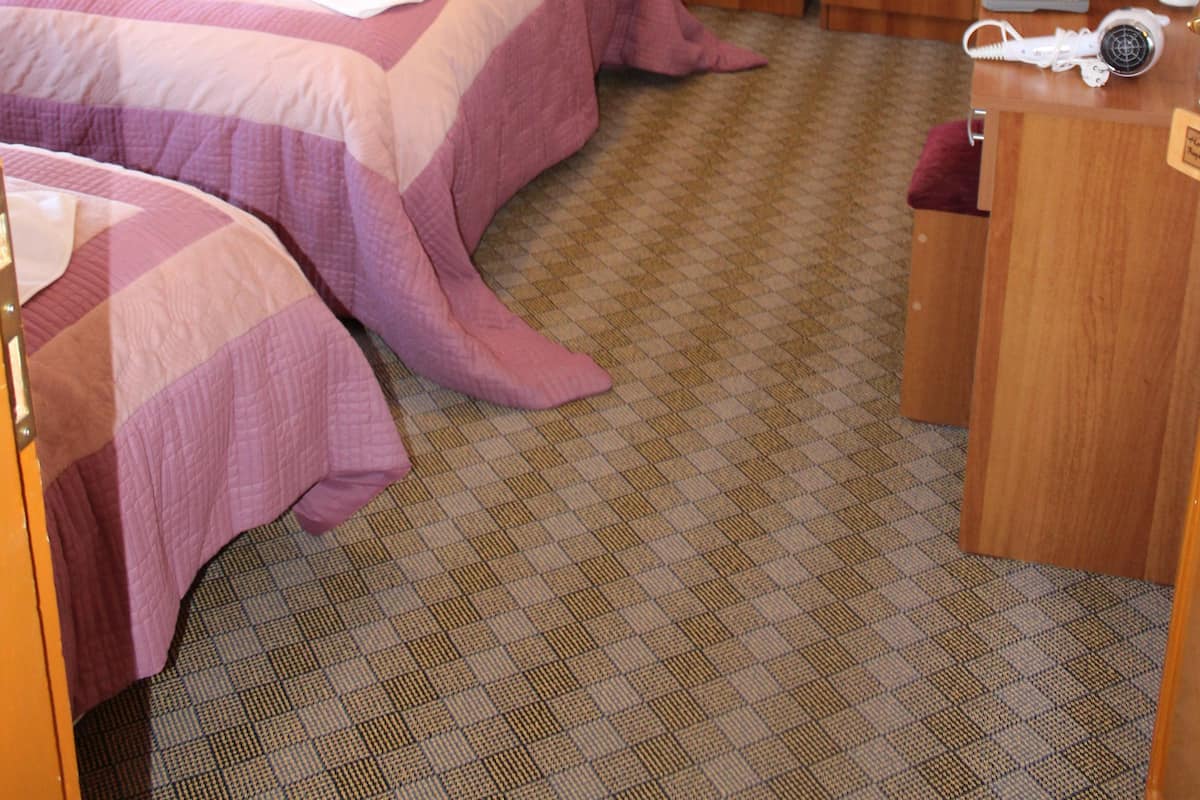 HOTEL-Family Room (2 Rooms,1 Saloon,WC) | Een kluis op de kamer, een bureau, een strijkplank/strijkijzer