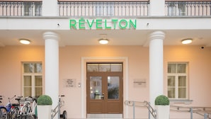 La entrada a un hotel con un letrero que dice "REVELTON".
