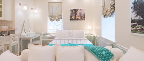 Suite (Mint) | In-room safe, individually decorated, individually furnished