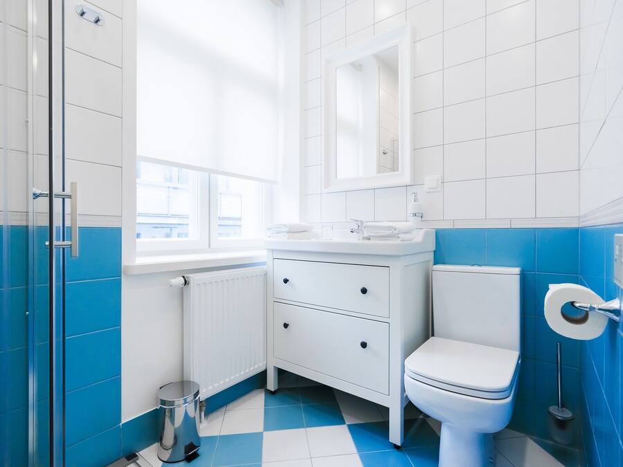 Ein Badezimmer mit Toilette, Waschbecken und Spiegel.