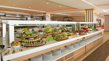 4 restaurants, breakfast served