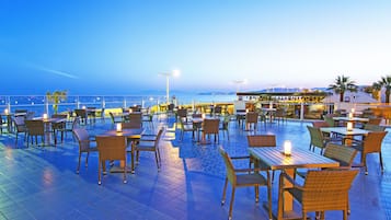 4 restaurants, breakfast served