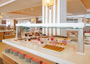 4 restaurants, breakfast served