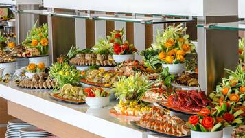 4 restaurants, breakfast served