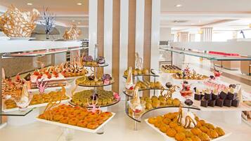4 restaurants; breakfast, lunch, and dinner served
