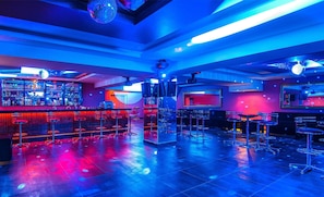 3 bares o lounges, bar junto a la alberca, bar en la playa 