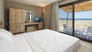 Bungalow, quang cảnh biển | Minibar, két bảo mật tại phòng, bàn, bàn ủi/dụng cụ ủi quần áo