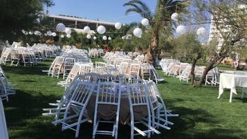 2 restaurants, breakfast, lunch, dinner served; international cuisine