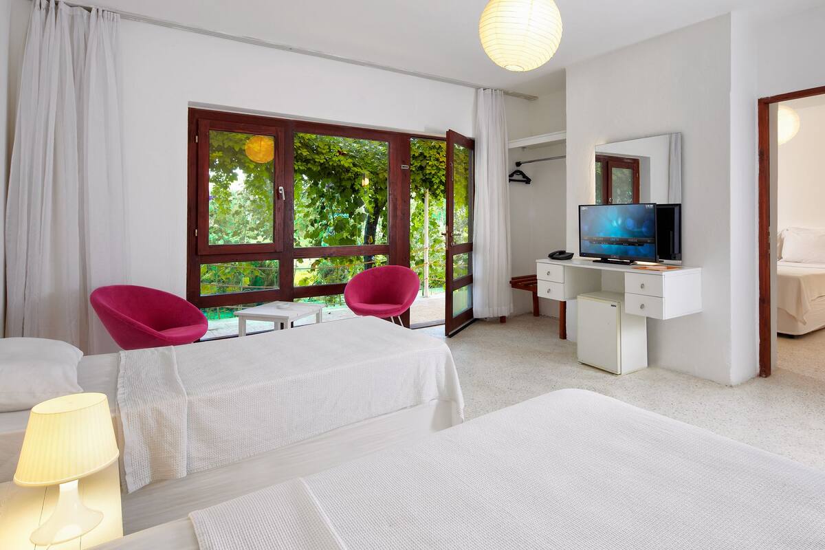 Phòng dành cho gia đình | Minibar, két bảo mật tại phòng, bàn, bàn ủi/dụng cụ ủi quần áo