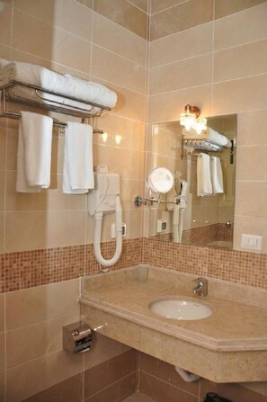 Twin Room | Bathroom | Shower, free toiletries, hair dryer, bidet