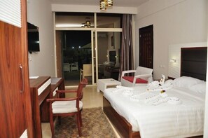 Twin Room | Minibar, in-room safe, blackout curtains, free WiFi