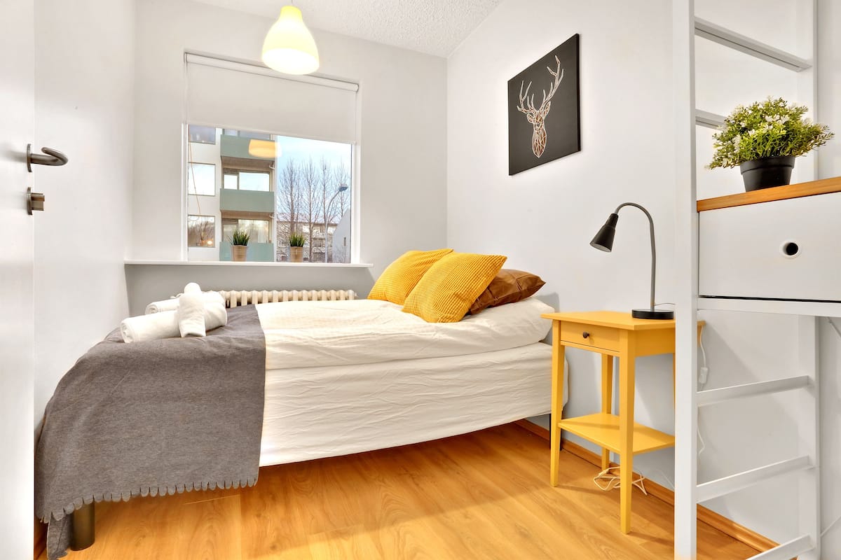 Quarto casal econômico, banheiro compartilhado | Cortinas blackout, quartos à prova de som, berços (sobretaxa)