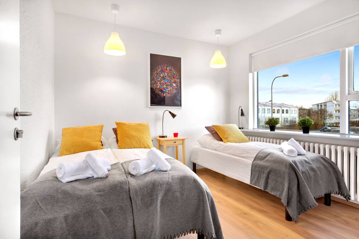Dreibettzimmer, Gemeinschaftsbad | Verdunkelungsvorhänge, schallisolierte Zimmer, Babybetten