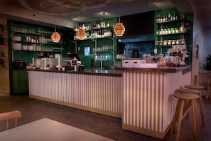 Bar (on property) - Lækur Guesthouse (Reykjavik)