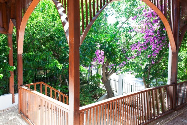 Terrace/patio - Orhan Kutbay'in Evi Turyolu Cafe Pansiyon (Adalar)