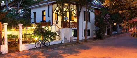 Façade de l’hébergement - soirée/nuit