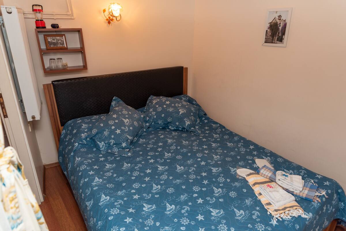 Habitación doble, en la zona del jardín | Escritorio, sistema de insonorización, wifi gratis y ropa de cama