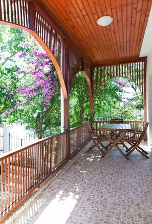 Terrace/patio - Orhan Kutbay'in Evi Turyolu Cafe Pansiyon (Adalar)