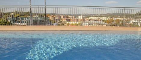 Una piscina al aire libre de temporada