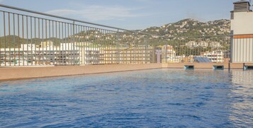 Una piscina al aire libre de temporada