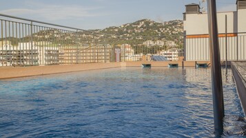 Una piscina al aire libre de temporada
