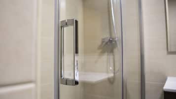 Bidet, towels