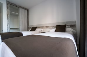 Blackout drapes, soundproofing, cribs/infant beds, free WiFi - Apartaments Ponent (Lloret de Mar)