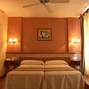 Zimmersafe, Schreibtisch, Verdunkelungsvorhänge, Babybetten