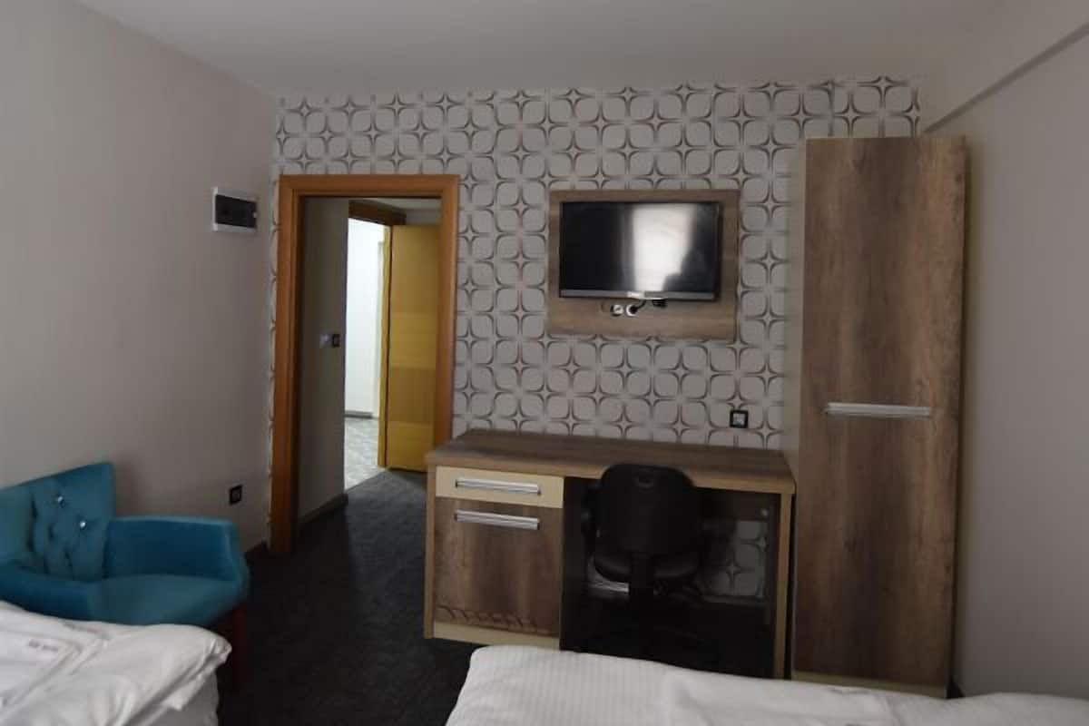 Deluxe Triple Room | Premium bedding, minibar, in-room safe, desk