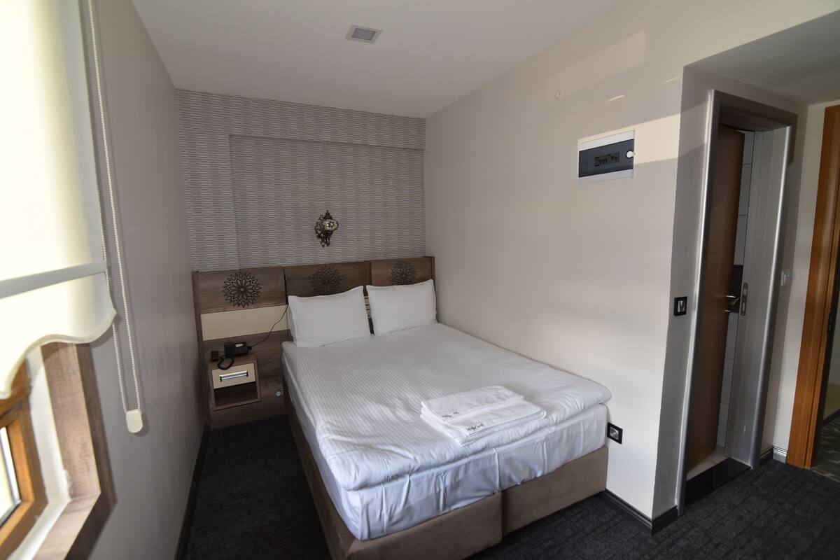 Deluxe Single Room | Premium bedding, minibar, in-room safe, desk