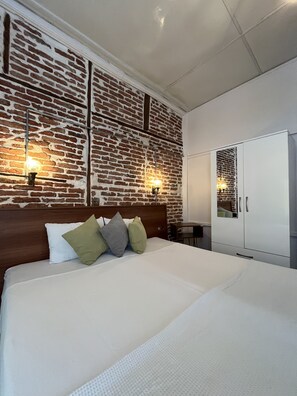 Habitación estándar con 1 cama matrimonial o 2 individuales | Minibar, escritorio, insonorización y tabla de planchar con plancha