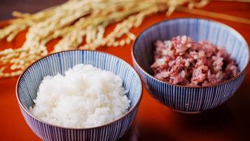 Dos tazones de arroz sobre una mesa.