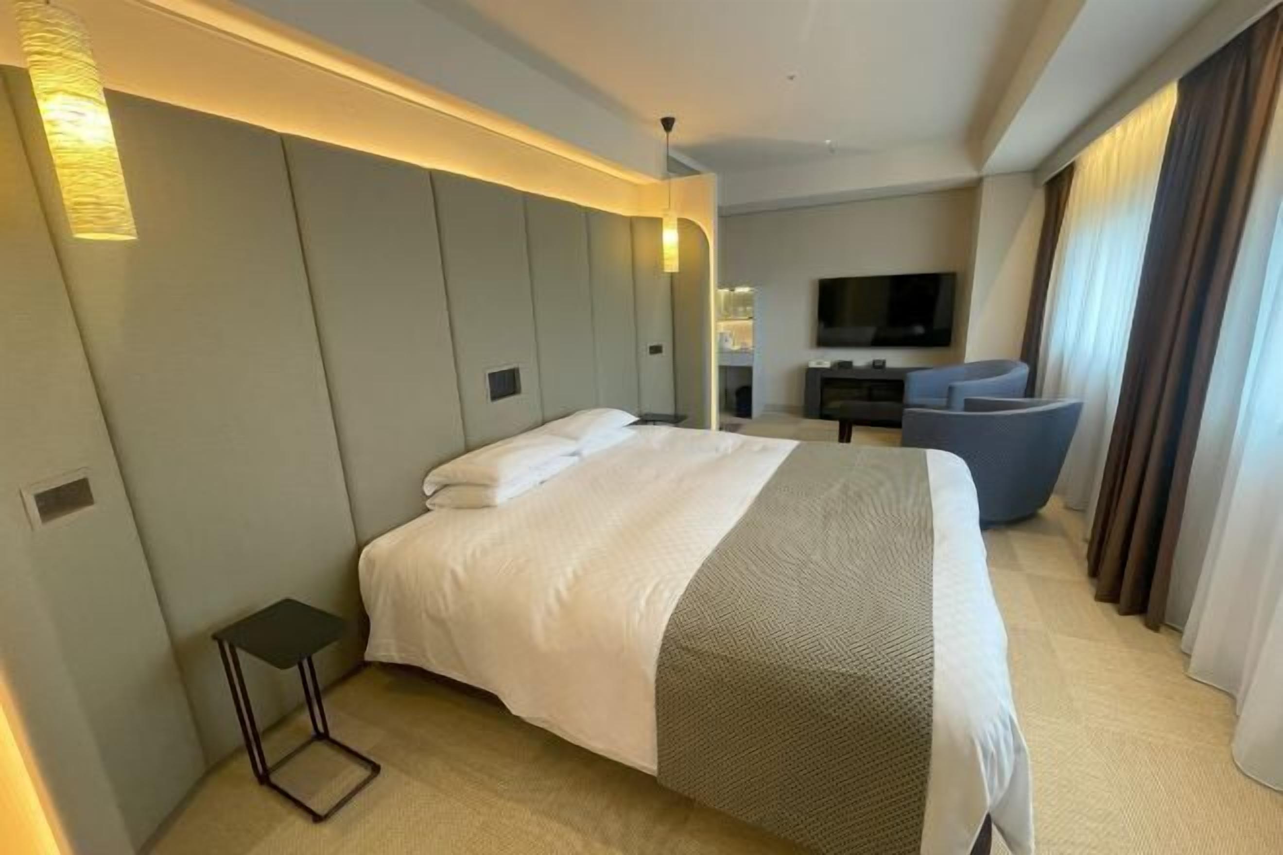 Tallelokero huoneessa, työpöytä, ilmainen Wi-Fi, vuodevaatteet