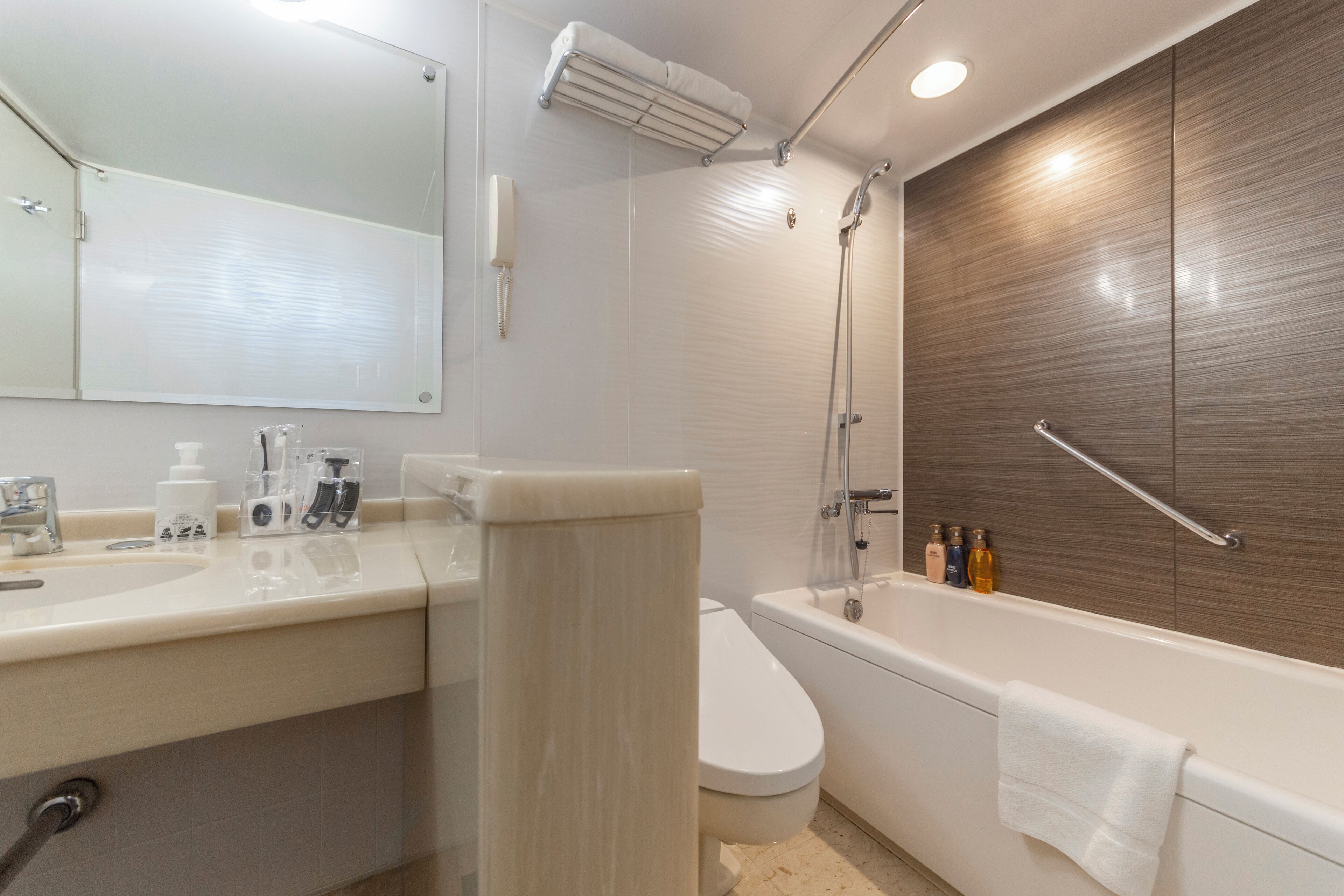 deluxe twin room, non smoking | bathroom | combined shower/bathtub, free toiletries, hair dryer, slippers