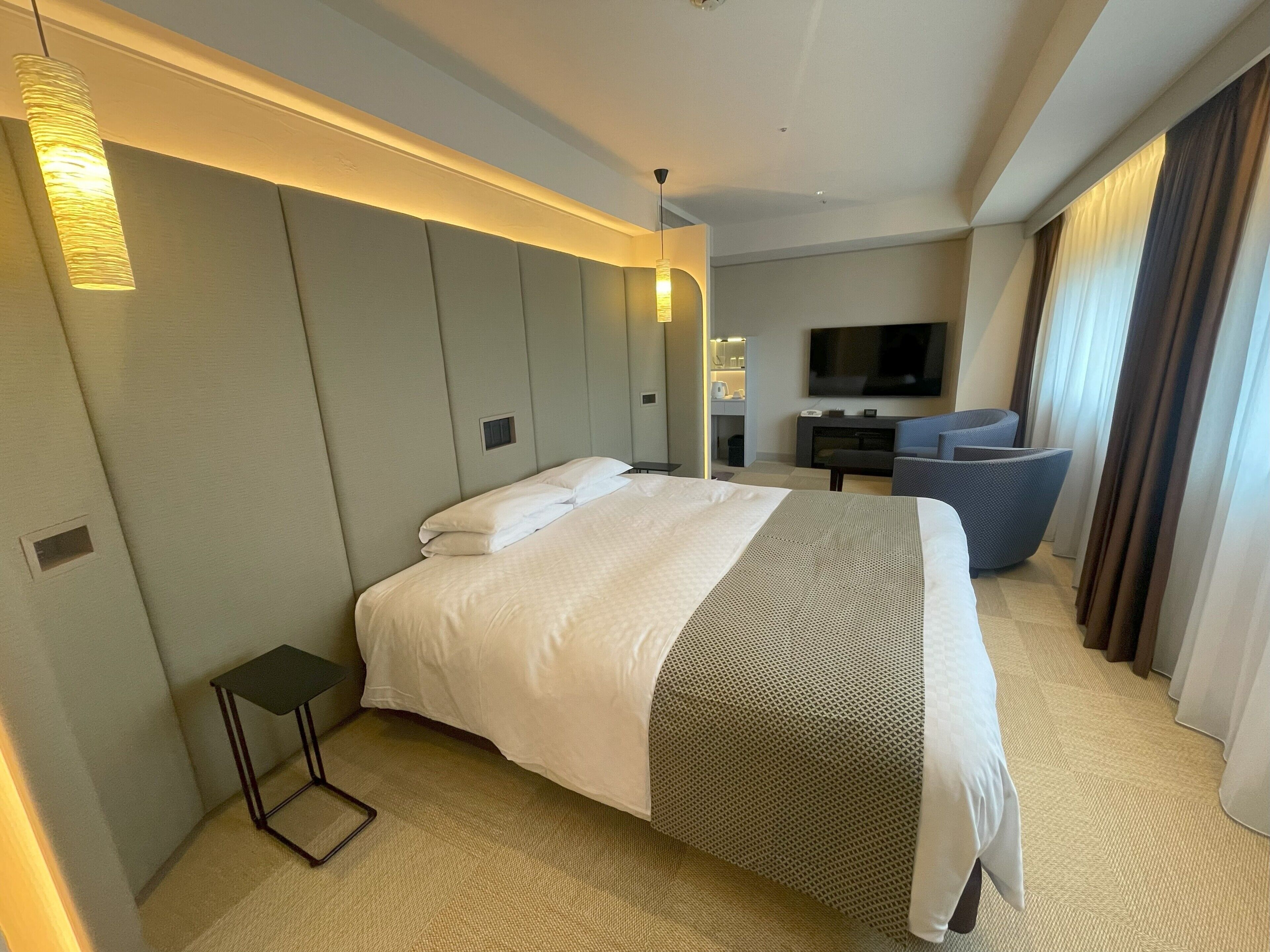 华丽双人房 | 客房内保险箱、办公桌、免费 WiFi、床单