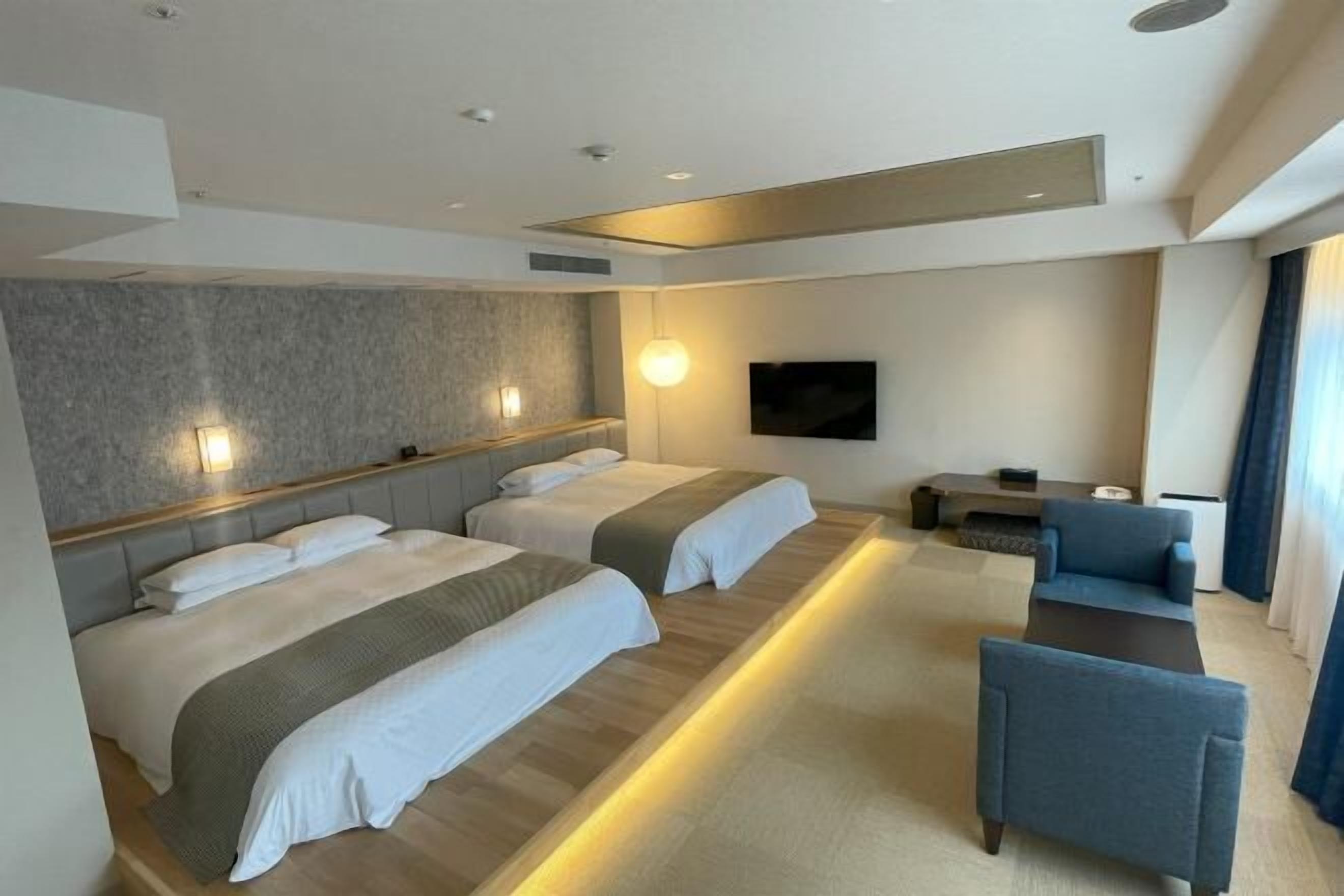 Tallelokero huoneessa, työpöytä, ilmainen Wi-Fi, vuodevaatteet