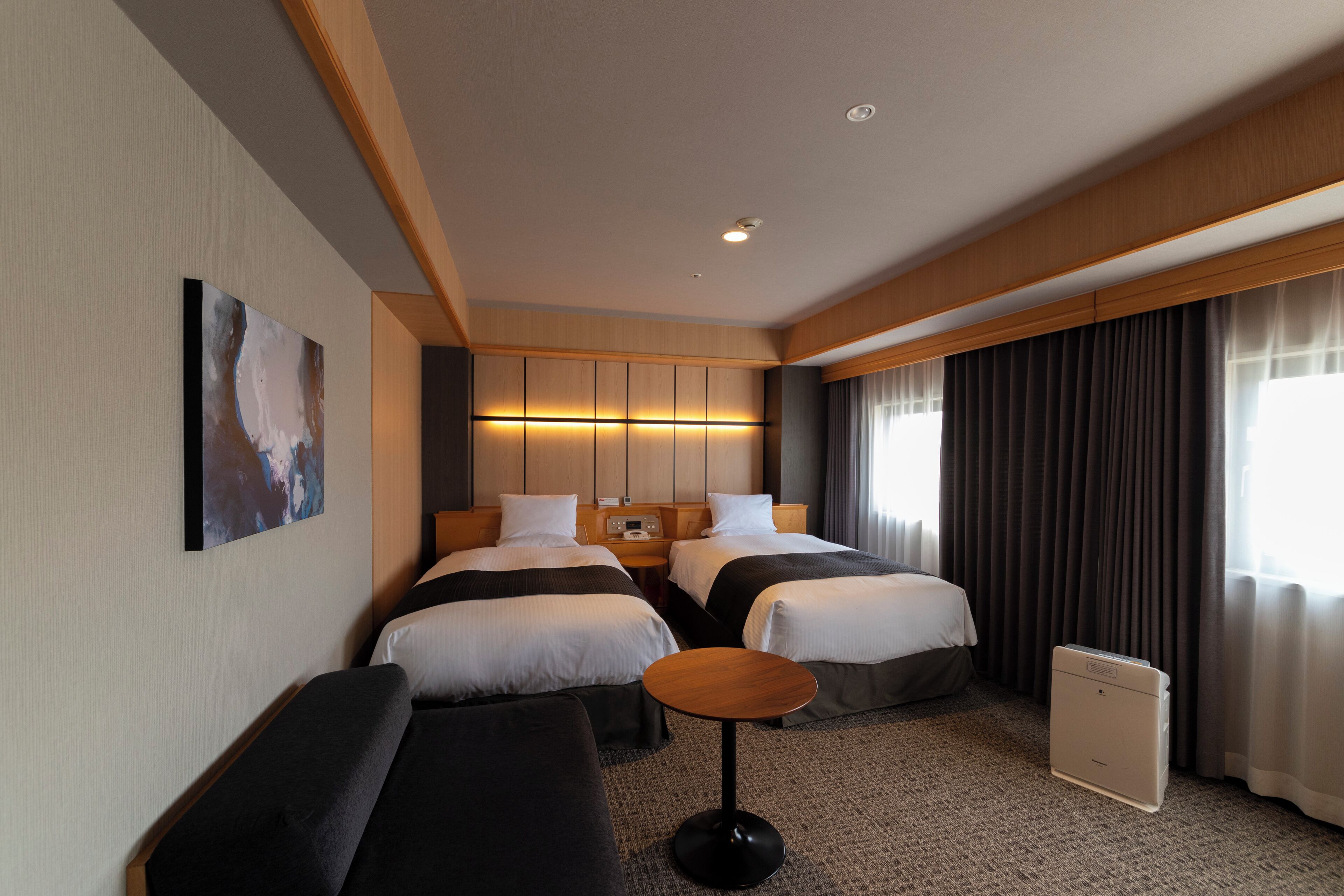 deluxe twin room, non smoking | in-room safe, desk, free wifi, bed sheets