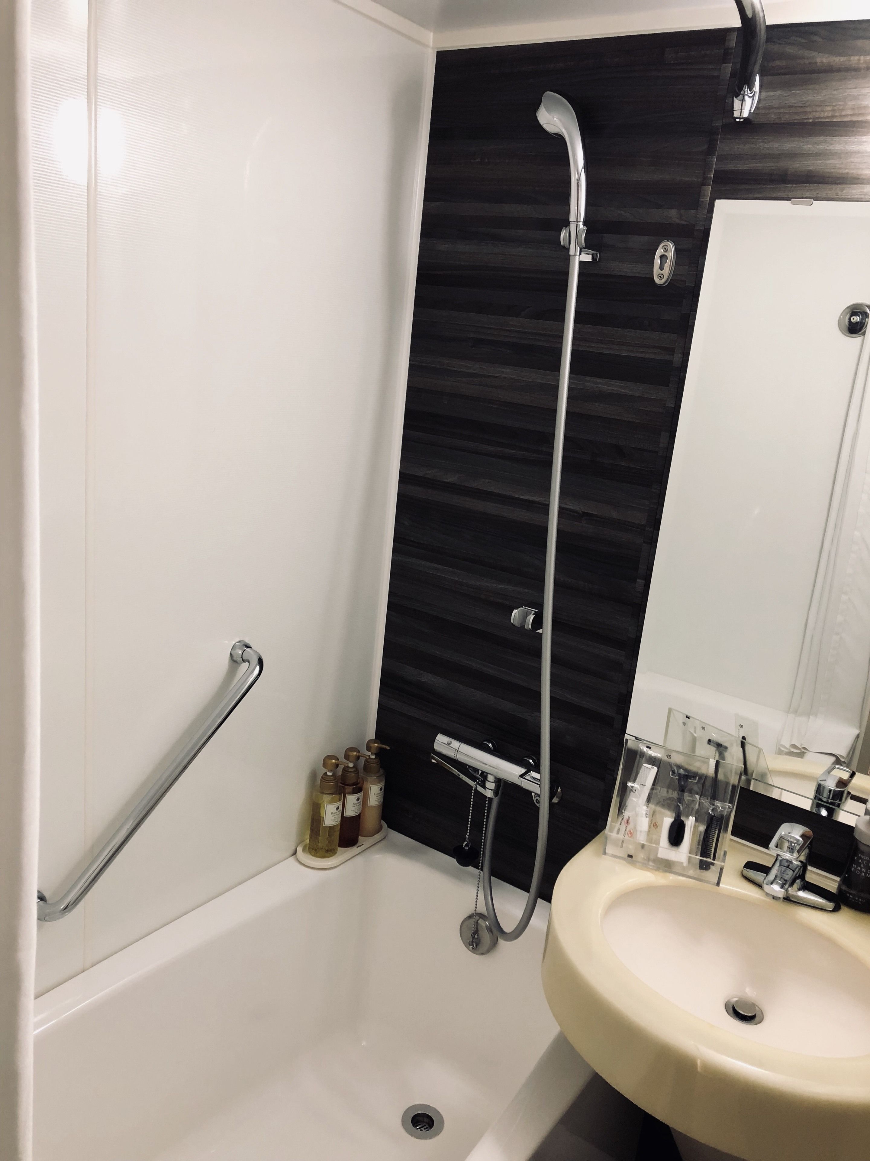 moderate double room, non smoking | bathroom | combined shower/bathtub, free toiletries, hair dryer, slippers