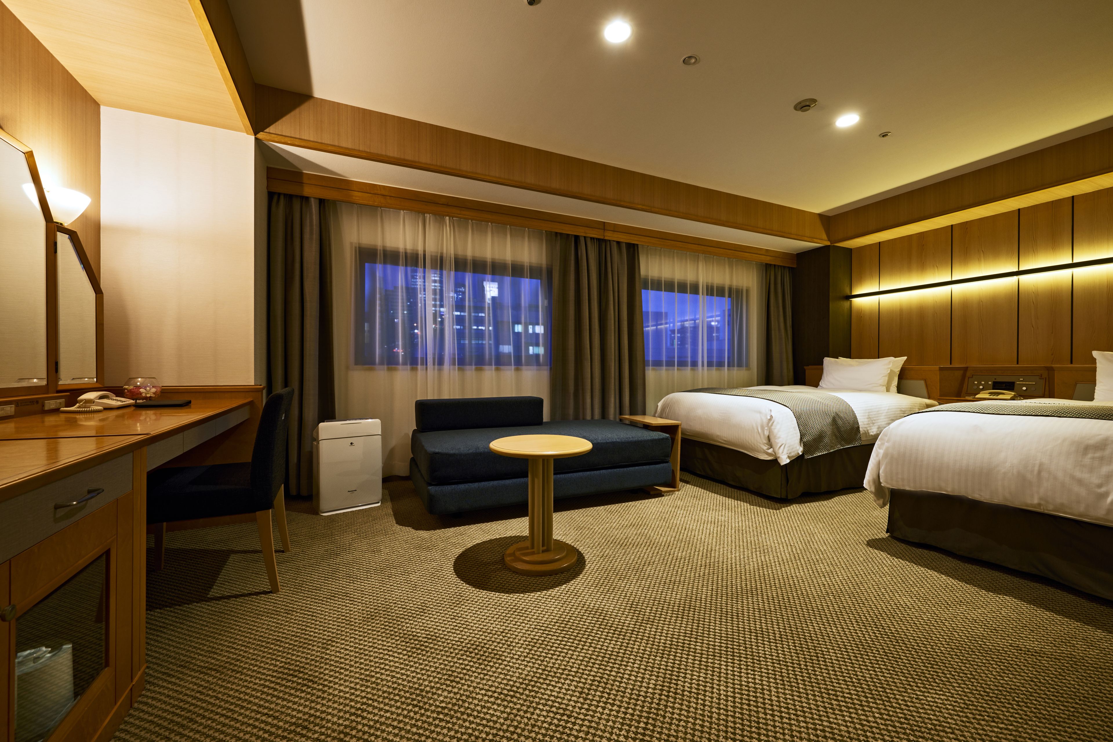 deluxe twin room, non smoking | in-room safe, desk, free wifi, bed sheets