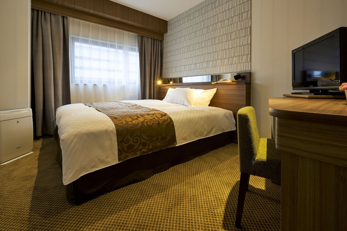 Een kluis op de kamer, een bureau, gratis wifi, beddengoed