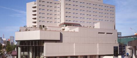 Bagian depan properti - sore/malam