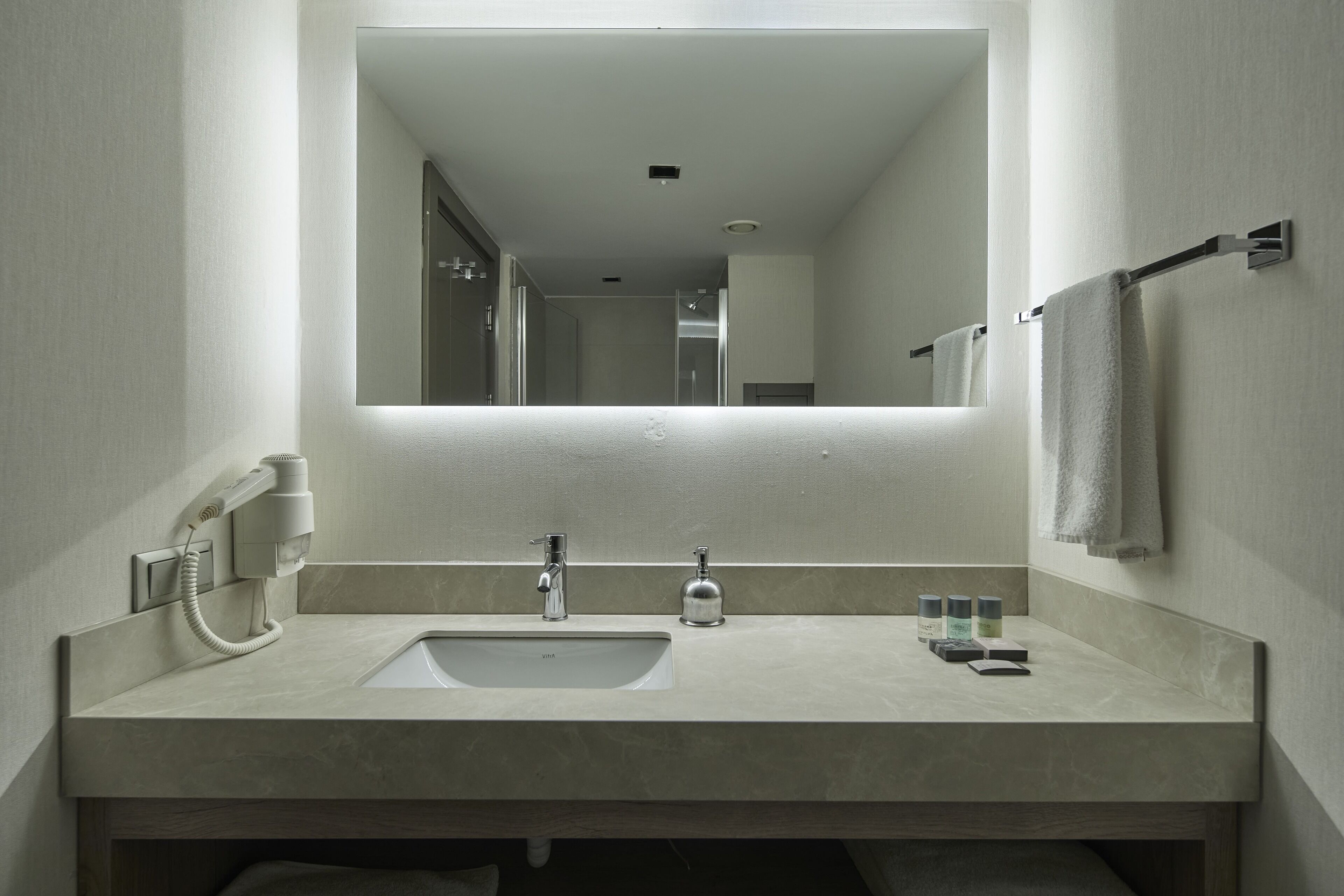 standard double room | bathroom | free toiletries, hair dryer, towels